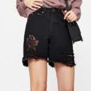 Aster Floral Embroidered Mid Length Denim Shorts size 8 Disturbia